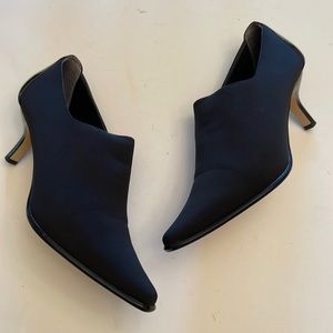 Donald J. Pliner Loui Stretch Crepe Pointed Toe Shooties; Black, Size 9M